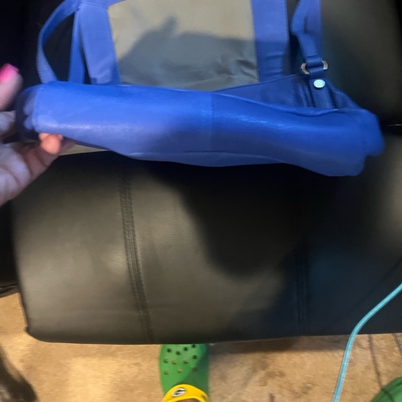 Vibrant Blue Shoulder Bag with Structured Design and Metallic Accents - Picture 6 of 11